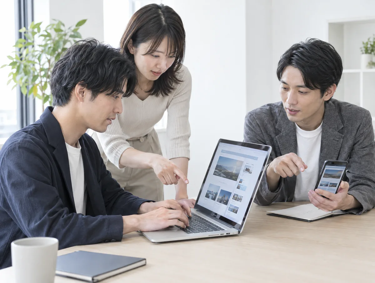 ノートパソコンでサービスの画面を確認しているチーム